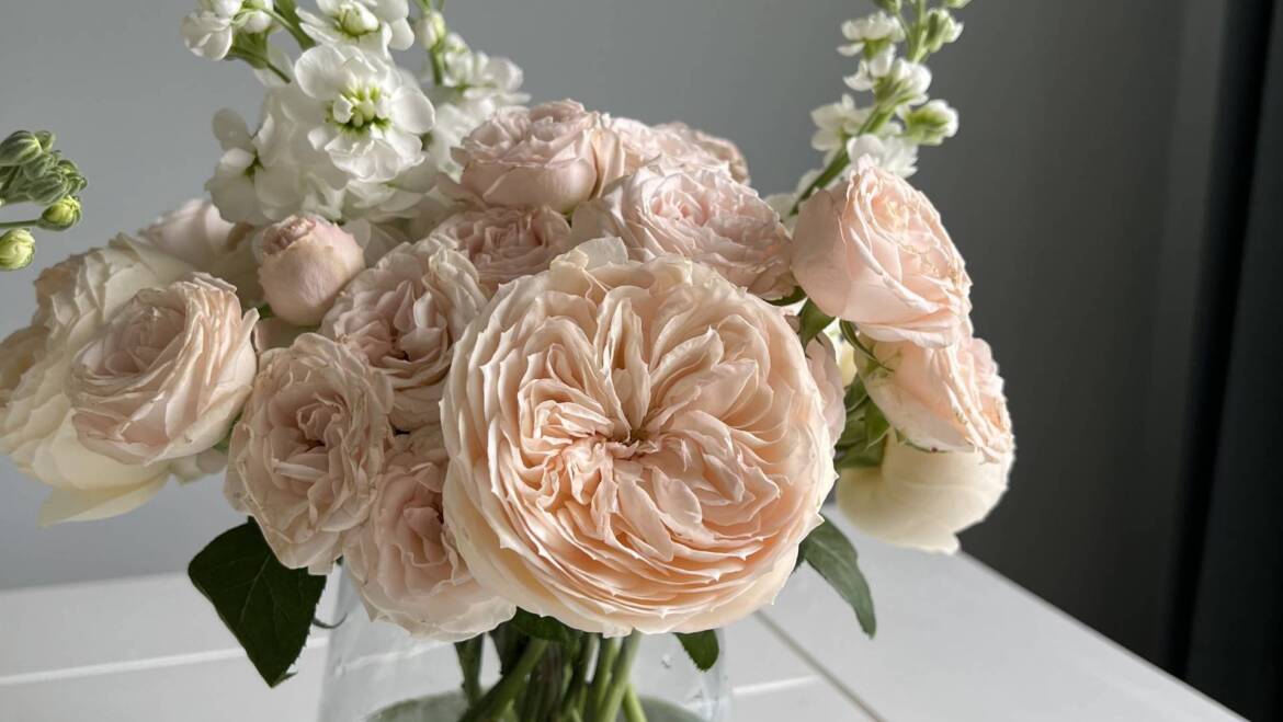 Wedding arrangement with beautiful garden roses and white matthiola, forming a captivating centrepiece that radiates tenderness.