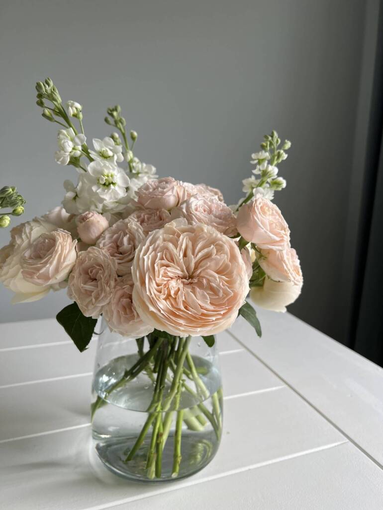 Wedding arrangement with beautiful garden roses and white matthiola, forming a captivating centrepiece that radiates tenderness.