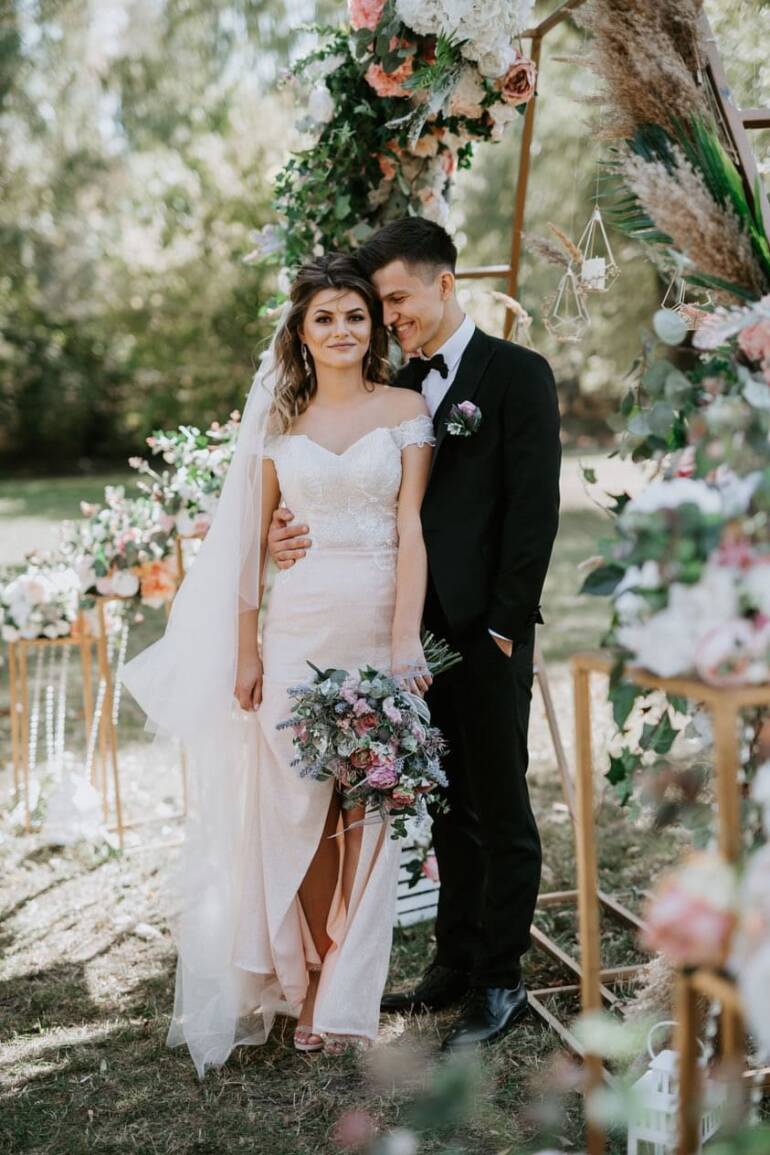 Wedding theme featuring a stunning combination of dried flowers and lavender accents, a romantic and memorable atmosphere.