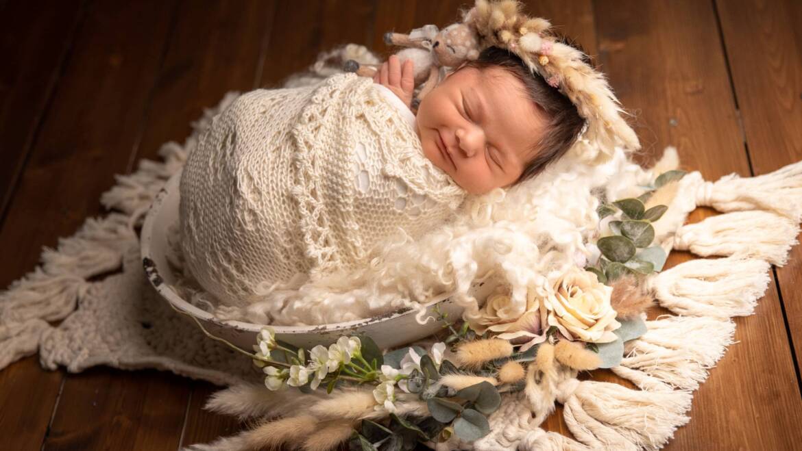 Charming decor elements and head accessory for newborns session, made from artificial flowers and dried plants, an adorable and serene environment for the little one.