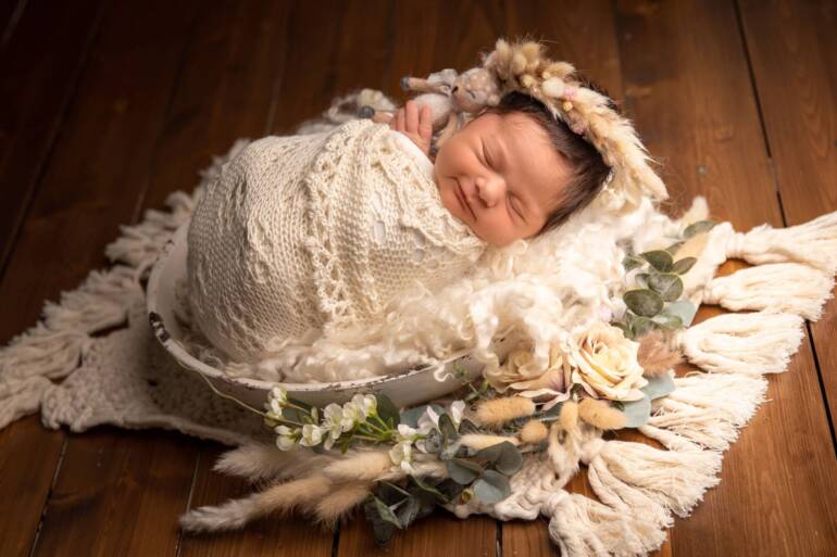 Charming decor elements and head accessory for newborns session, made from artificial flowers and dried plants, an adorable and serene environment for the little one.