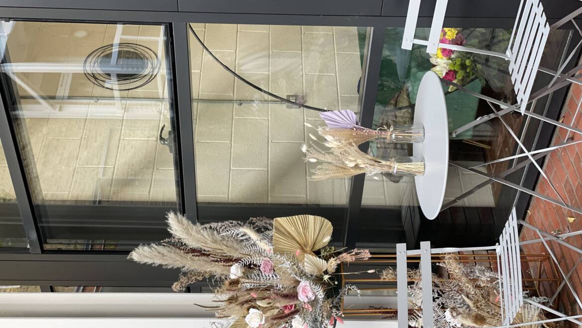 Breathtaking collection of dried plants and preserved roses, perfectly versatile and adaptable for any event, adding a touch of natural elegance and timeless beauty to every occasion.