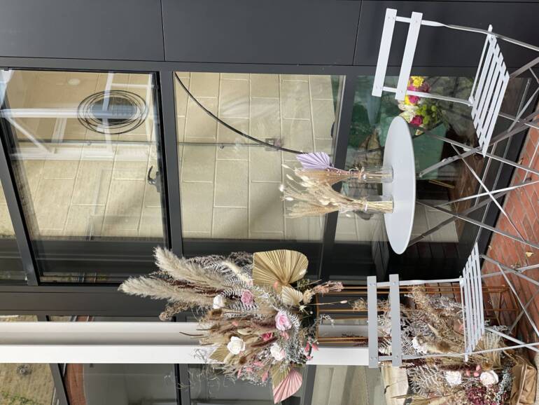 Breathtaking collection of dried plants and preserved roses, perfectly versatile and adaptable for any event, adding a touch of natural elegance and timeless beauty to every occasion.