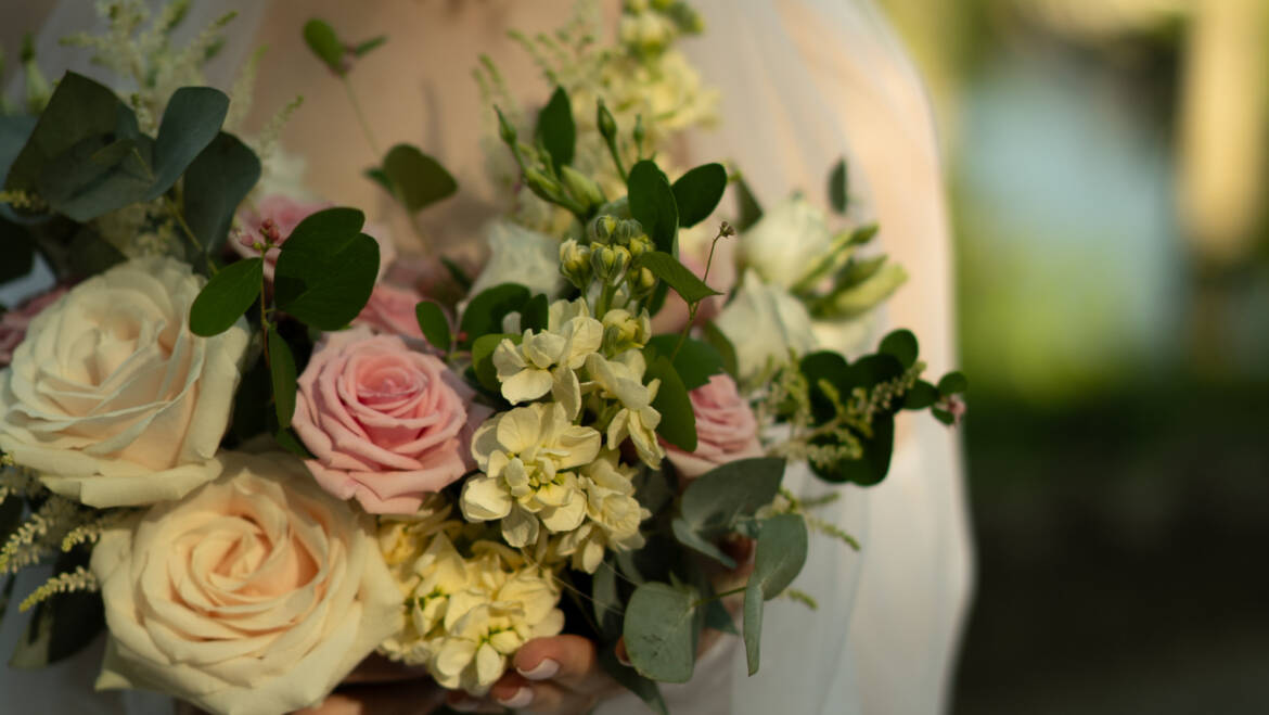 A bridal bouquet in soft pink and ivory, airy and fresh, blending timeless elegance with a light, romantic feel
