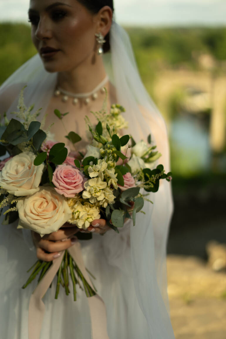 A bridal bouquet in soft pink and ivory, airy and fresh, blending timeless elegance with a light, romantic feel