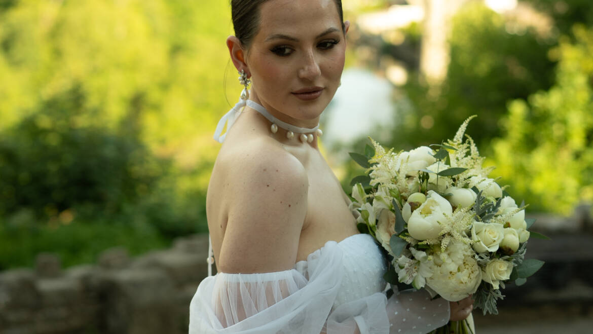 Soft and full bouquet, with delicate peonies and a gentle spring fragrance