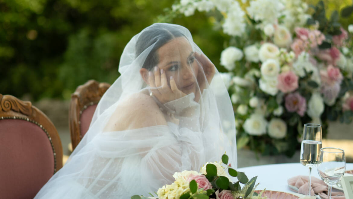 A bridal bouquet in soft pink and ivory, airy and fresh, blending timeless elegance with a light, romantic feel