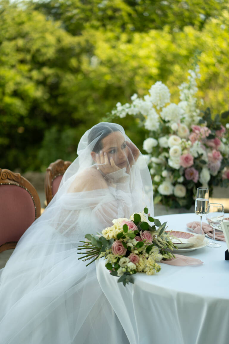 A bridal bouquet in soft pink and ivory, airy and fresh, blending timeless elegance with a light, romantic feel